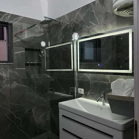 Dt In Apartment *